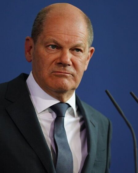 Un avertissement de "3e Guerre mondiale" est émis alors que Scholz martèle sa réticence à envoyer des armes à Kiev