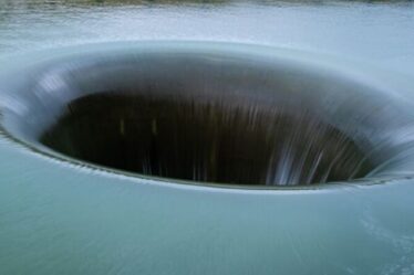 Un «portail vers l'enfer» bizarre de 22 m de large s'ouvre dans un lac californien – laissant les habitants déconcertés