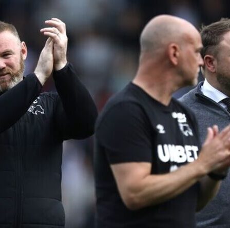 Wayne Rooney confirme son intention de rester après la relégation de Derby alors qu'il promet de "reconstruire le club"