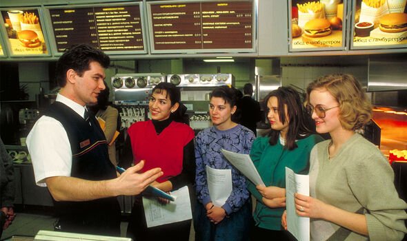 Formation : Les nouveaux employés du restaurant sont formés, Moscou, 1990