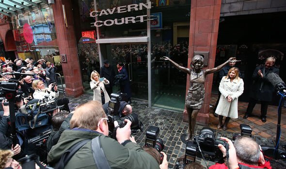 Légende : la statue de Black devant le Cavern Club où elle s'est fait un nom pour la première fois