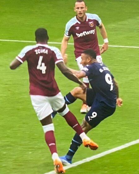 Micah Richards réprimande le VAR pour avoir manqué le penalty « flagrant » de Man City contre West Ham