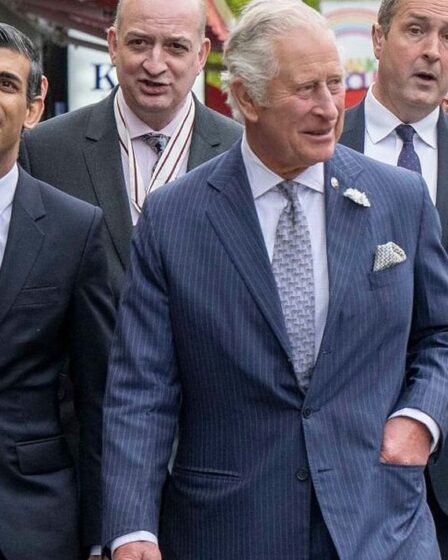 « Nous vous apprécions ! »  Le prince Charles accueilli par une jeune foule lors d'une visite à Londres