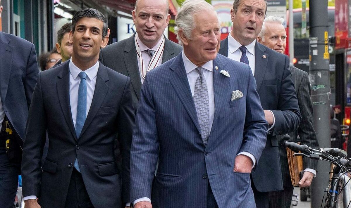 « Nous vous apprécions ! »  Le prince Charles accueilli par une jeune foule lors d'une visite à Londres
