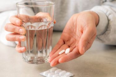 Prendre de l'ibuprofène peut PROLONGER la douleur - nouvelle étude