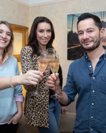 Un célibataire sur cinq admet avoir emmené un ami à un rendez-vous avec lui