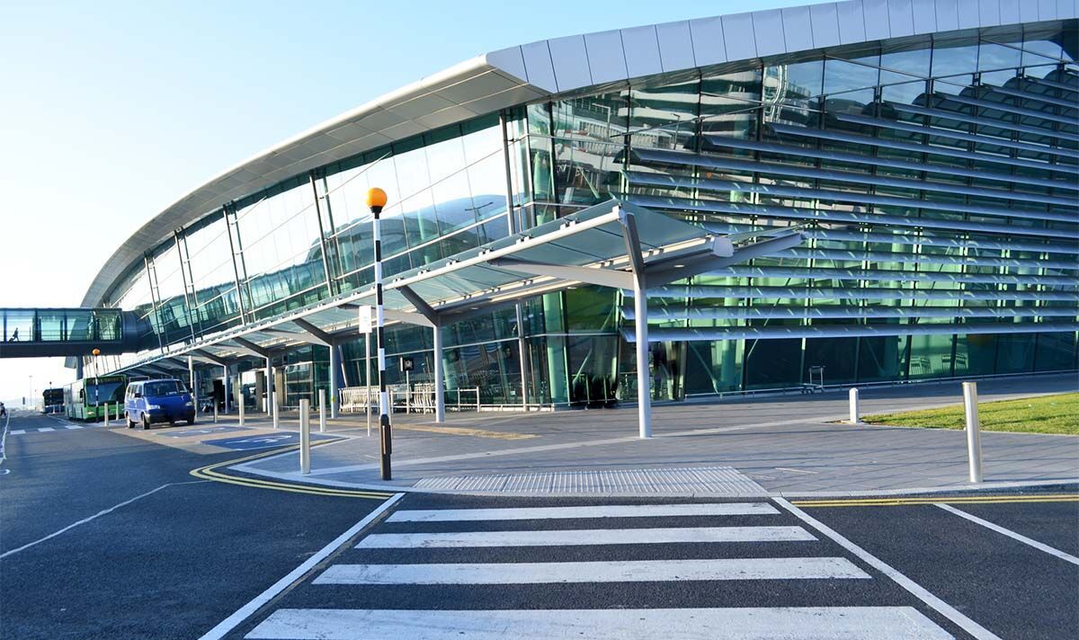 Un homme transporté d'urgence à l'hôpital après l'éclatement d'une bagarre « vicieuse » à l'aéroport