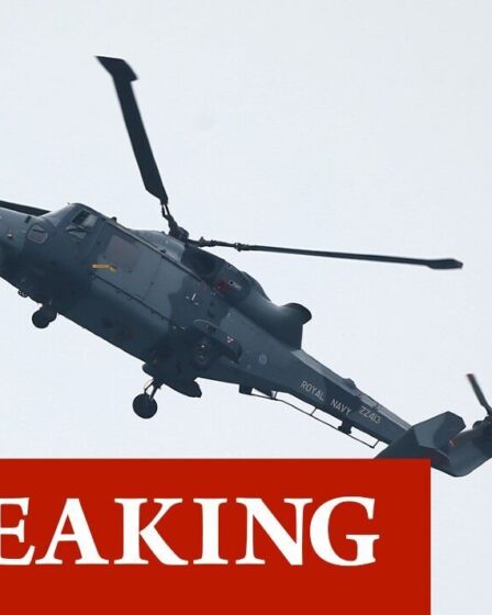 Urgence de la Royal Navy: Alerte alors que l'hélicoptère de sauvetage Wildcat sonne 7700 'Squawk' à 1 000 pieds
