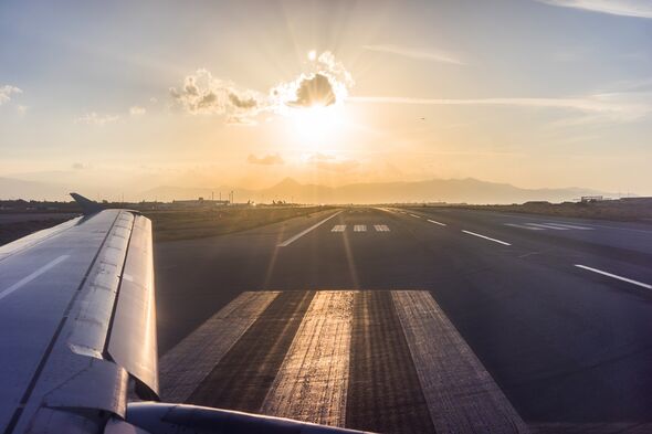 Un petit avion sur une piste