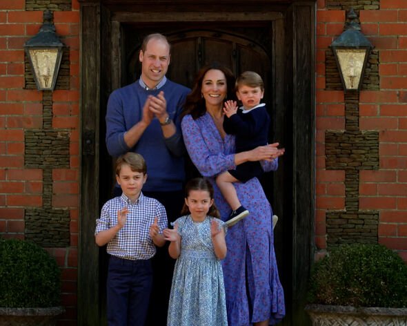 Kate et le prince William avec leurs enfants applaudissant pour le NHS en 2020