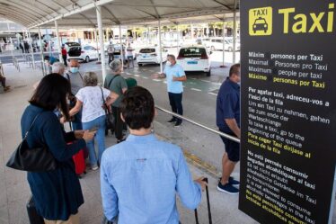 « Blague absolue !  Les touristes espagnols avertis des longues files d'attente des taxis dans les aéroports
