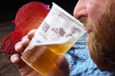 Cancer : Une sensation « violente » après avoir bu peut signaler un cancer – « une bouchée peut suffire »