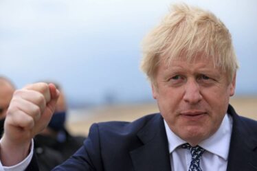 'C'est fou!'  Boris Johnson répond aux appels pour qu'il démissionne suite au résultat des élections partielles