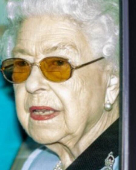 Grand jour Madame !  La reine a été aperçue pour la première fois pendant le Jubilé alors qu'elle se rendait au balcon