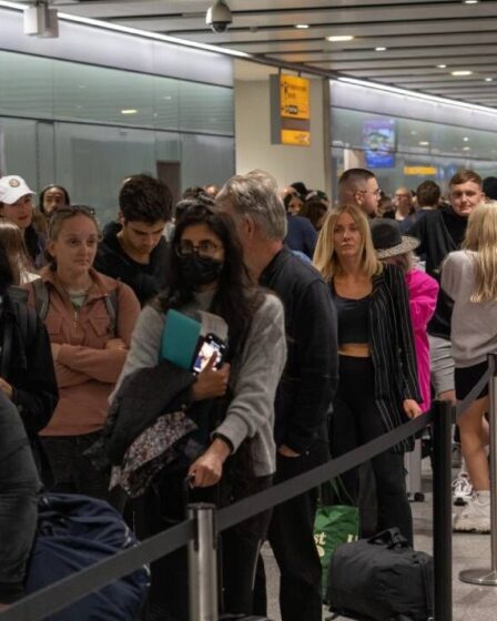 "Honteux" Plus de retards et d'annulations dans les aéroports britanniques au milieu du chaos des voyages à mi-parcours