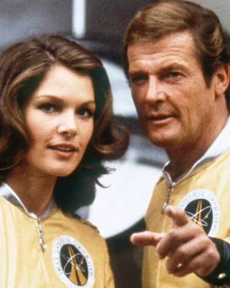 James Bond : la scène d'amour de Roger Moore Moonraker avec Lois Chiles "la plus dure de ma carrière"