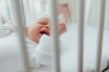 La note d'excuse du couple avant l'entraînement au sommeil du bébé laisse le voisin en larmes
