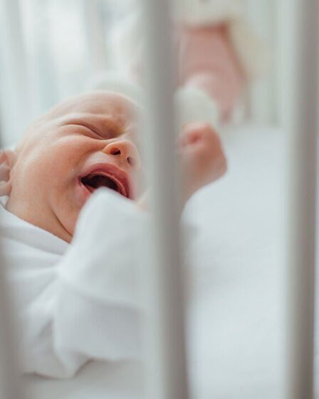 La note d'excuse du couple avant l'entraînement au sommeil du bébé laisse le voisin en larmes