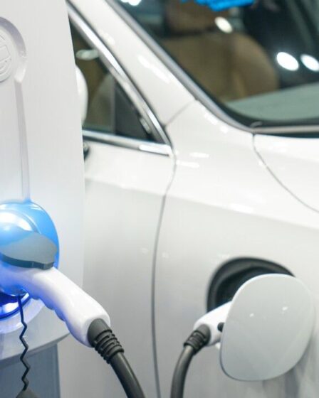 La première gigafactory du Royaume-Uni à "accélérer la production" alors qu'elle conclut un accord pour les fournitures essentielles de véhicules électriques
