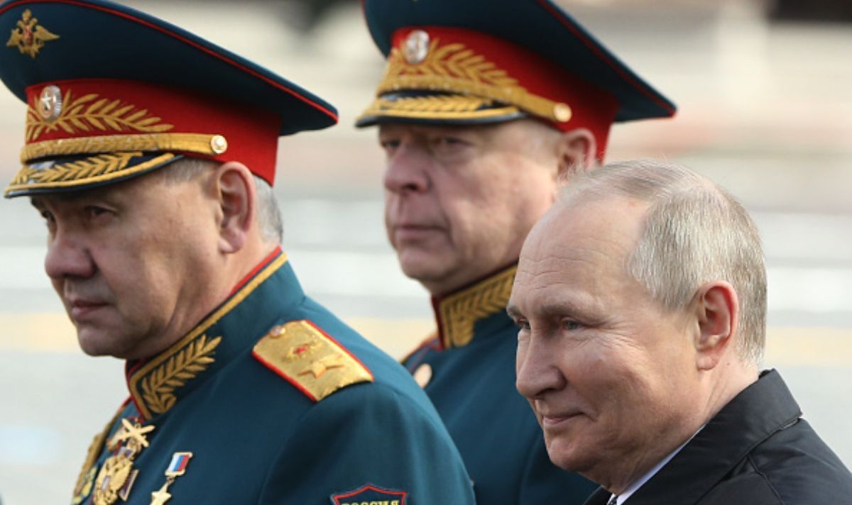 Le mystère ébranle Poutine en tant que commandant militaire russe "pas vu depuis des semaines" avec un moral dans le chaos