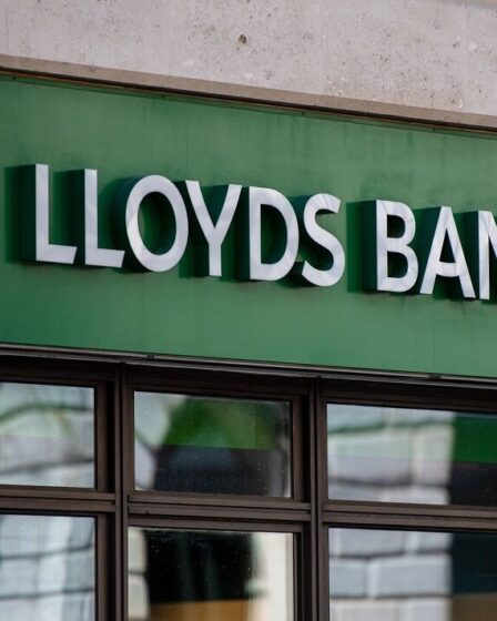 Le personnel de Lloyds devrait recevoir une prime de 1 000 £ pour aider à faire face à la crise du coût de la vie