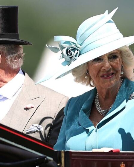 Le prince Charles et Camilla mènent la procession royale à Ascot alors que la reine manque