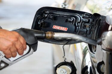 Les conducteurs abandonnent les voitures diesel au milieu de la hausse des prix du carburant - "Les voitures électriques sont l'avenir"