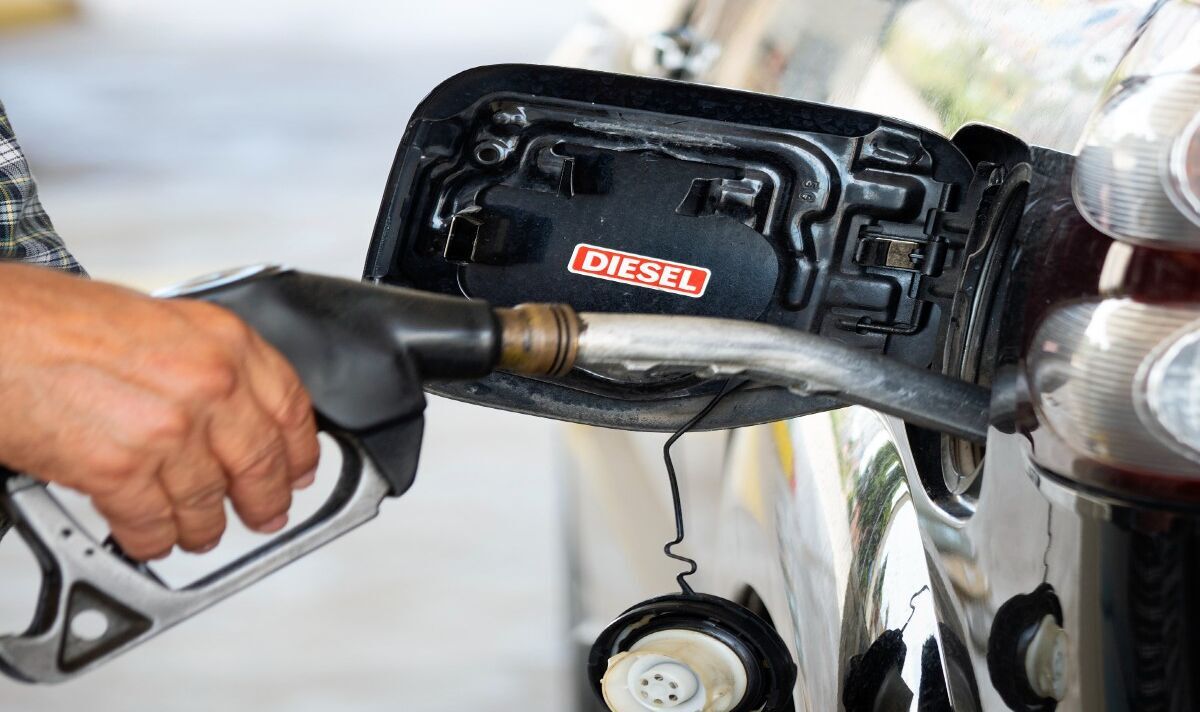 Les conducteurs abandonnent les voitures diesel au milieu de la hausse des prix du carburant - "Les voitures électriques sont l'avenir"