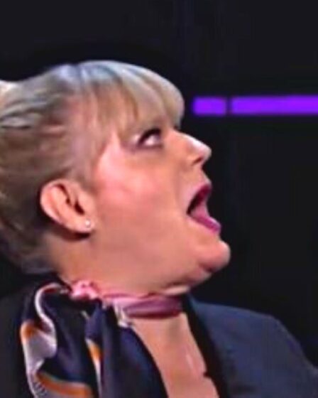 'M*****s!'  Eddie Izzard jure contre les patrons de WWTBAM sur l'énigme 50/50 "Je vous avais dit de ne pas le faire!"