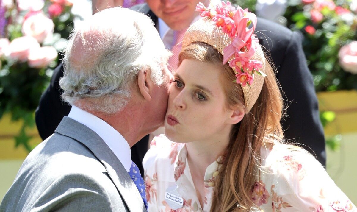 "Petit signe de chaleur" La princesse Béatrice repérée en "salutation à distance" avec Charles