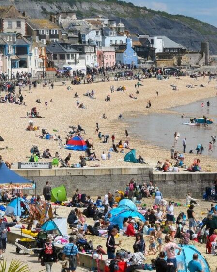 Premier jour de l'été!  Les plages PLEINES alors que les Britanniques se précipitent vers la côte pour profiter du soleil brûlant
