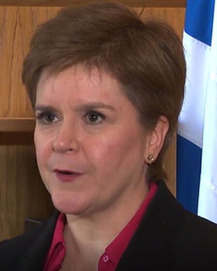 Sturgeon insiste sur le fait que la reine restera chef d'État dans l'Écosse indépendante