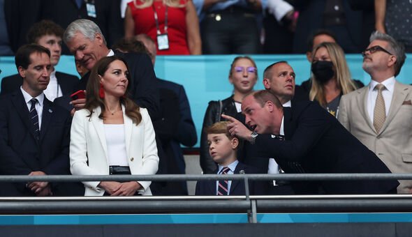 Le prince George et le prince William s'exprimant au stade de Wembley 