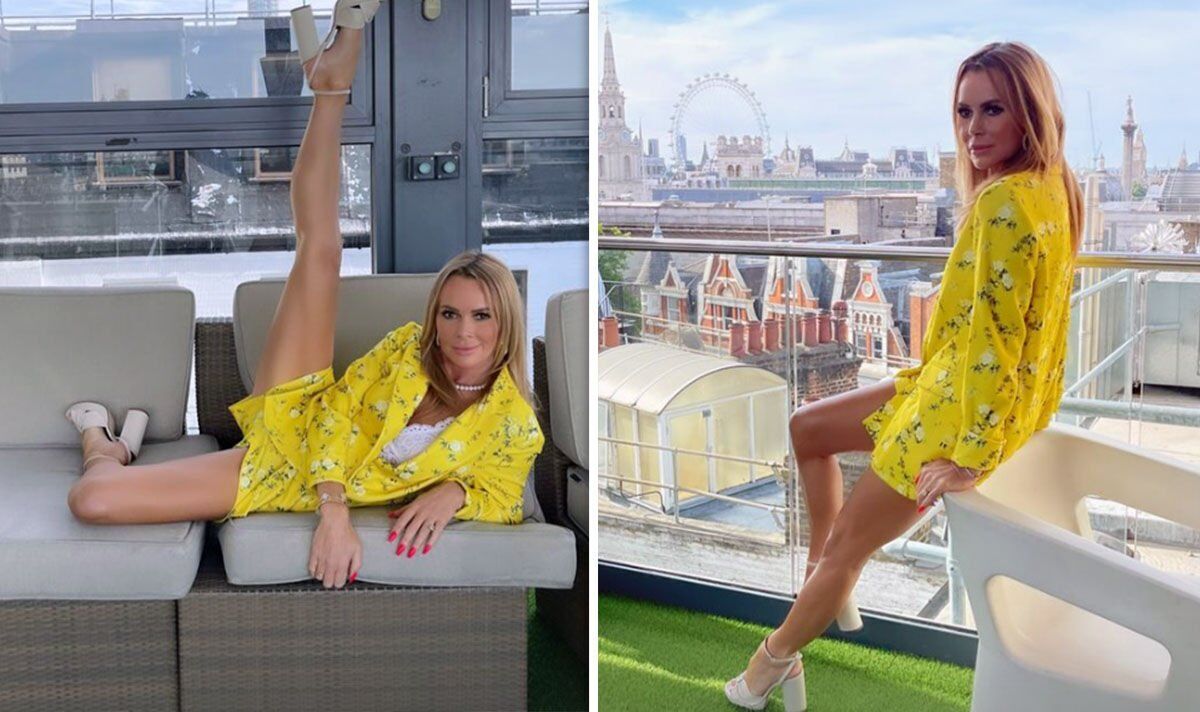 Amanda Holden, 51 ans, montre un décolleté en blazer alors qu'elle imite la pose de la jambe de Victoria Beckham