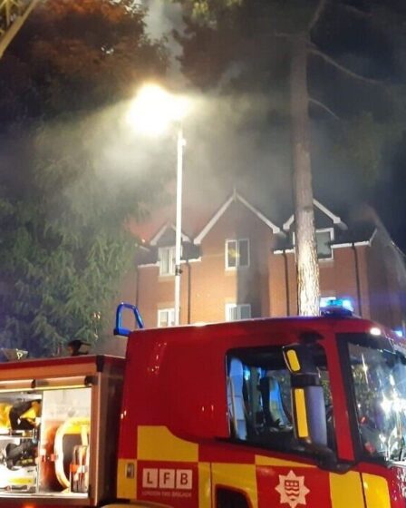 Incendie de Londres: 60 personnes évacuées alors que les pompiers s'attaquent à l'incendie d'un bloc de vie assistée