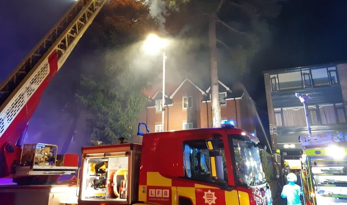 Incendie de Londres: 60 personnes évacuées alors que les pompiers s'attaquent à l'incendie d'un bloc de vie assistée