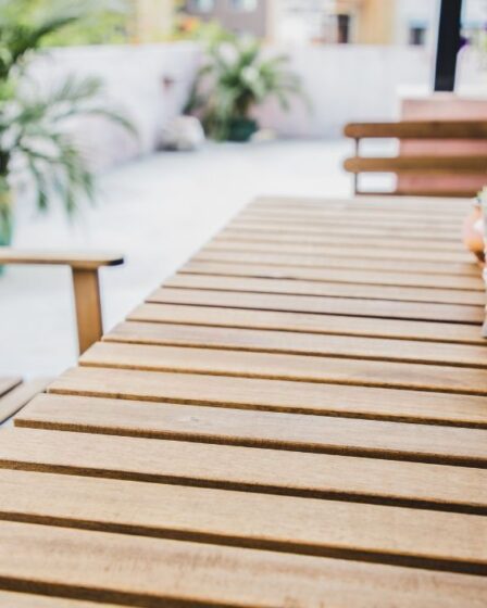 La plainte "folle" d'un voisin sur la table de jardin laisse maman perplexe