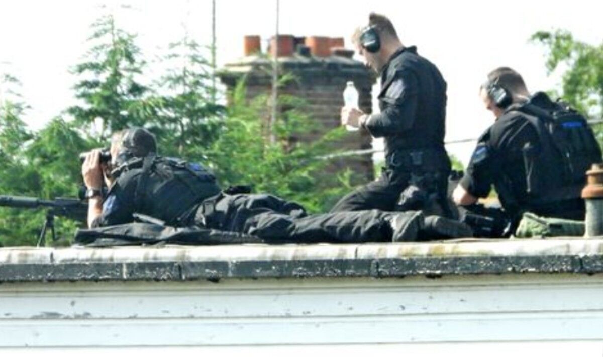La police avec des fusils de sniper en place sur les toits alors qu'une zone de 100 m est bouclée dans une ville britannique
