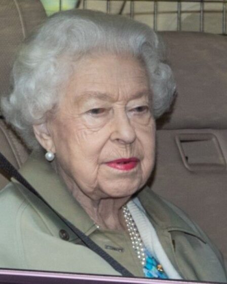 La reine a l'air pensive alors qu'elle est aperçue en train de rentrer chez elle pour une énorme crise
