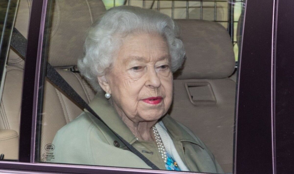 La reine a l'air pensive alors qu'elle est aperçue en train de rentrer chez elle pour une énorme crise