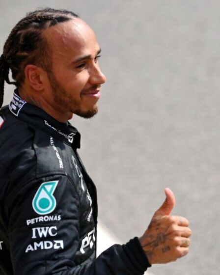 Lewis Hamilton a déclaré qu'il y avait "de la lumière au bout du tunnel" après le podium de Silverstone