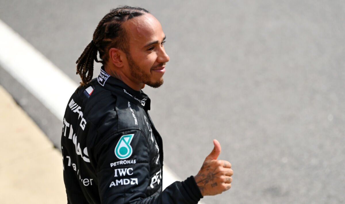 Lewis Hamilton a déclaré qu'il y avait "de la lumière au bout du tunnel" après le podium de Silverstone