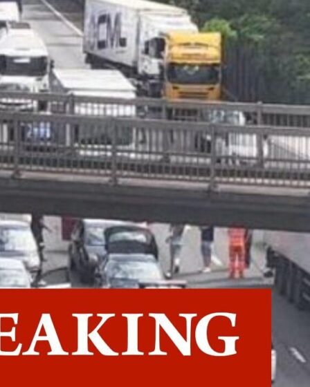 M4 FERME: Tous les conducteurs piégés après un grave incident policier et un accident ferme l'autoroute