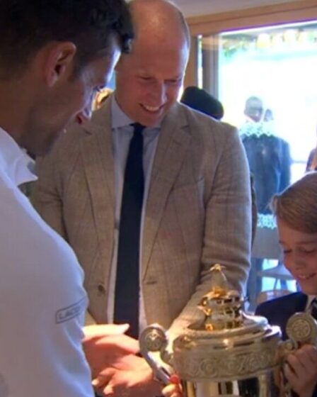 Prince George met la main sur le trophée de Wimbledon alors que William plaide "Ne le laisse pas tomber!"