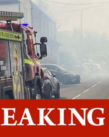 Sept équipes de pompiers se précipitent vers un incendie de maison "grave" alors que les rues sont enveloppées de fumée