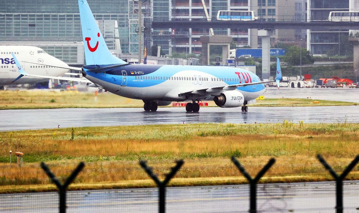 TUI émet un avertissement de voyage pour les touristes britanniques alors que le chaos dans les aéroports se poursuit pendant l'été