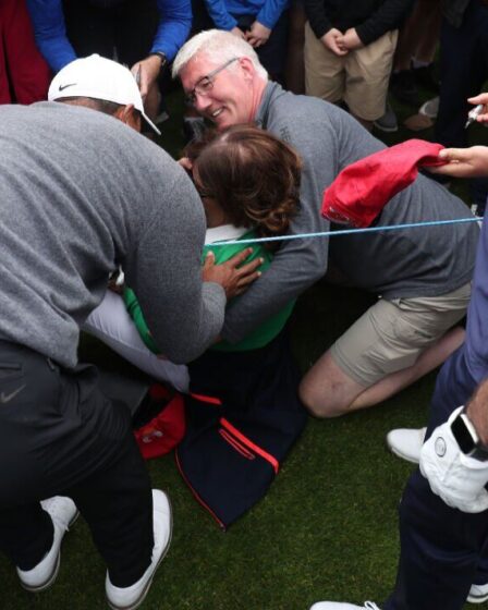 Tiger Woods devient un héros en aidant une femme frappée par un coup de départ de la star de Dragon's Den, Peter Jones