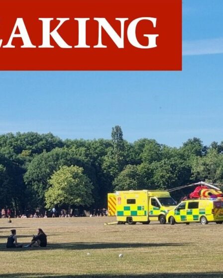 Urgence à Londres: une ambulance aérienne se précipite dans le parc Victoria bondé alors qu'un incident majeur se déroule