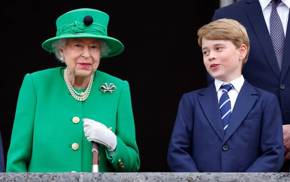 Prince George et la reine souriant 