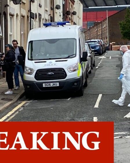 Fusillade à Liverpool: la police scelle la maison alors qu'un homme est blessé près du stade d'Anfield